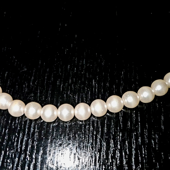 🤍Beautiful White Pearl Necklace🤍 - Picture 4 of 5